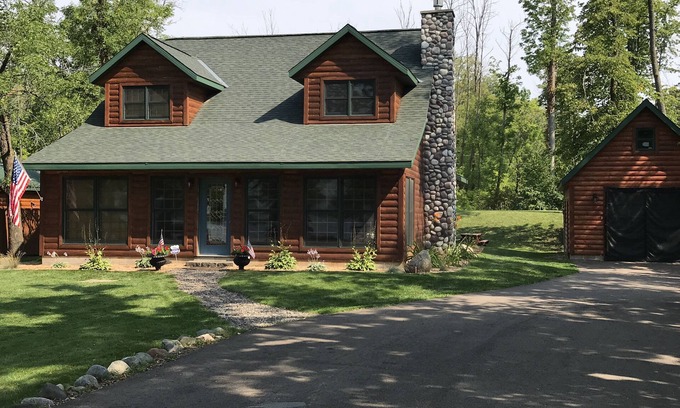 Bayview Cabin | Stunning private lake home located on beautiful Cove Bay.