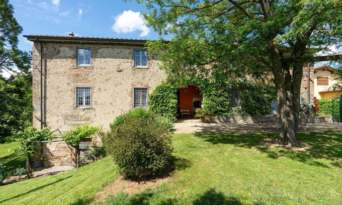Vicchio Villa | Stunning private villa for 10 guests with TV, pets allowed, panoramic view and parking