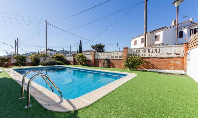Creixell House | Stunning private villa for 12 people with A/C, WIFI, private pool, TV, patio and pets allowed