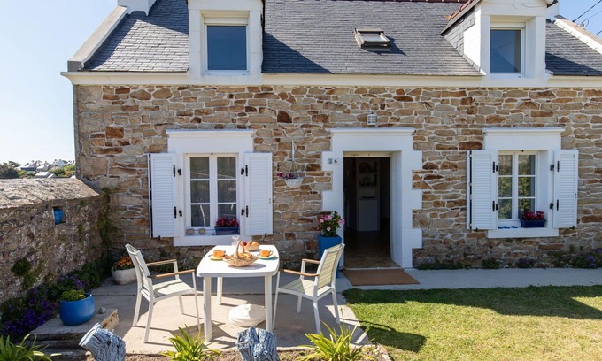 Plogoff House | Stunning private villa for 5 people with TV, terrace, pets allowed and panoramic view