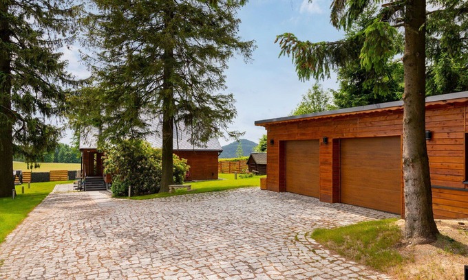 Oybin House | Stunning private villa with hot tub, WIFI, A/C, TV, patio, pets allowed, panoramic view and park.
