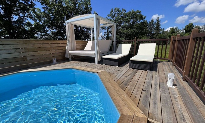 Cruis House | Stunning private villa for 6 guests with WIFI, private pool, TV, terrace, pets allowed and parking