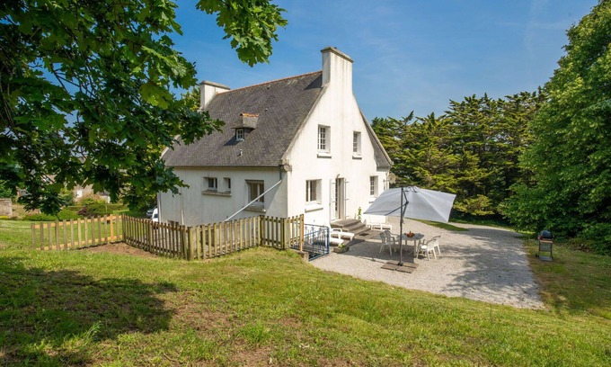 Treflez House | Stunning private villa for 6 guests with TV, terrace and parking