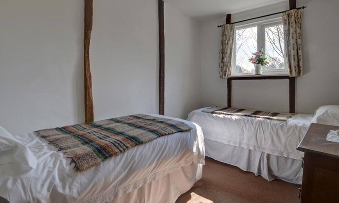 Abbess Roding House | Stunning private villa for 4 guests with WIFI, TV, patio, panoramic view and parking