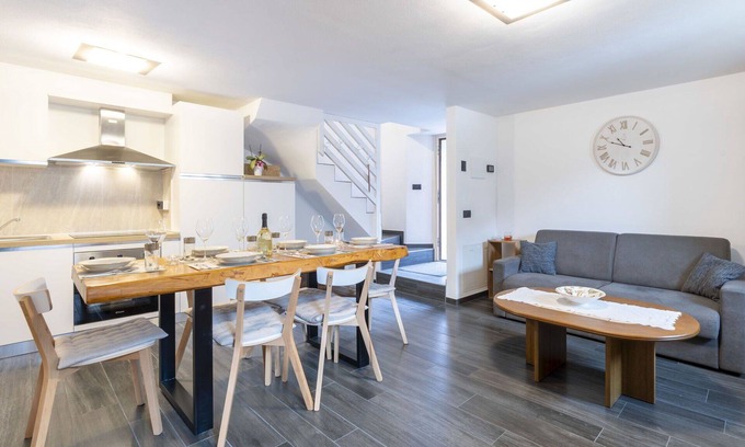 Piuro House | Stunning private villa for 6 guests with WIFI, TV, patio, pets allowed and parking