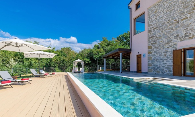 Radini House | Stunning private villa with WIFI, private pool, A/C, TV, terrace, pets allowed and parking