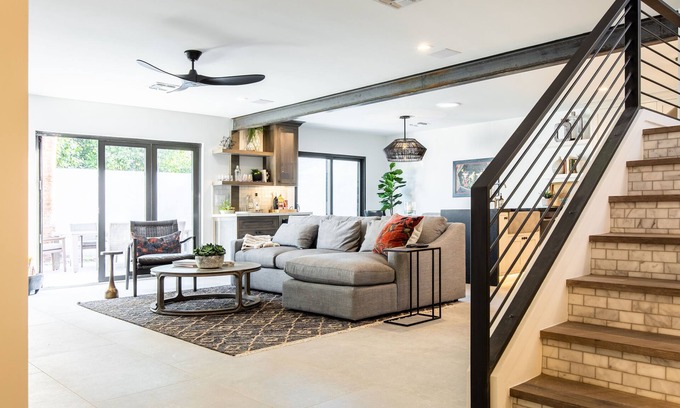 South Scottsdale House | STUNNING RENOVATION! ALL NEW! McCormick Ranch 3 King Beds Garage HTD Pool