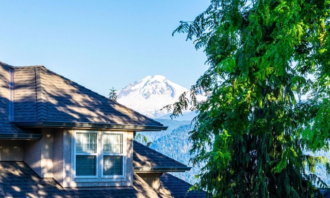 Upper Ten Oaks House | Stunning Rustic Vacation home w/180 Mountain View