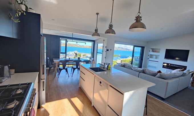 Plimmerton House | Stunning sea Views in a Lovely Beachside Plimmerton
