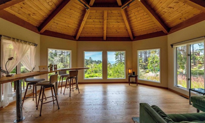 Little River House | Stunning Sea Views, Hot Tub, Sauna, King Bed, Private and Sunny.