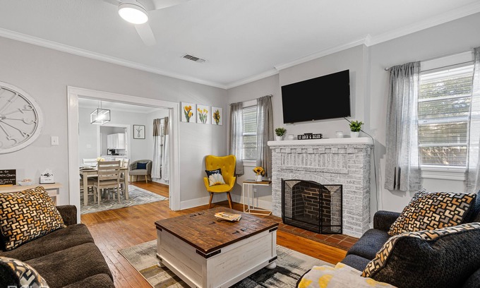Caddo Heights-South Highlands House | Stunning, southern charm home w/king bed