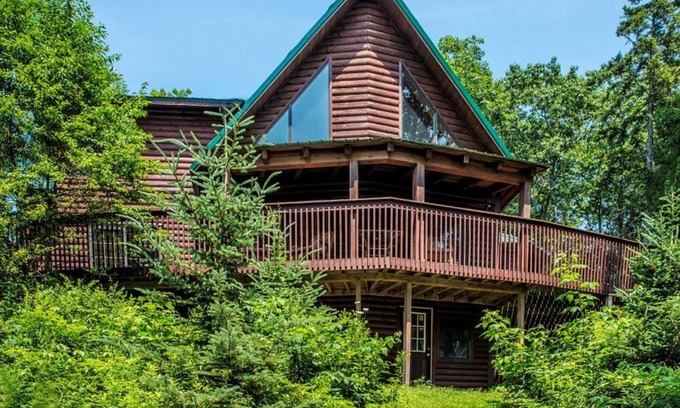 Boothbay Harbor Cabin | Stunning & Spacious Log Cabin in the Woods
