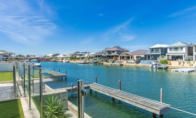 Dudley Park House | Stunning, spacious 4 BR holiday home on the canal with private boat jetty