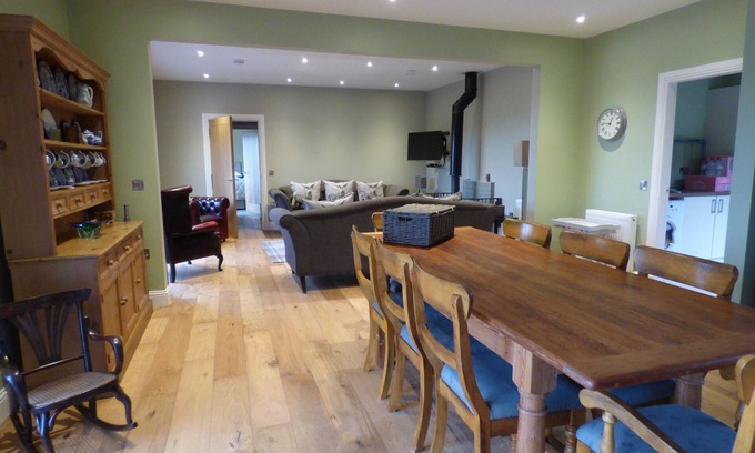 Crieff Cottage | Stunning Strathview Cottage - sleeps 8 guests in 4 bedrooms