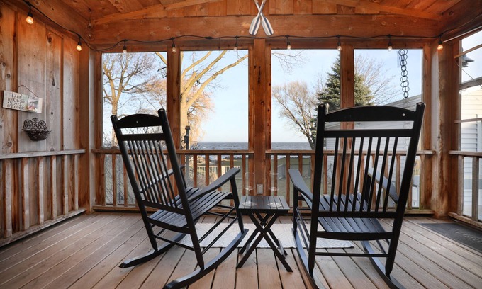 Oshkosh House | Stunning Sunrise Waterfront Views on Lake Winnebago