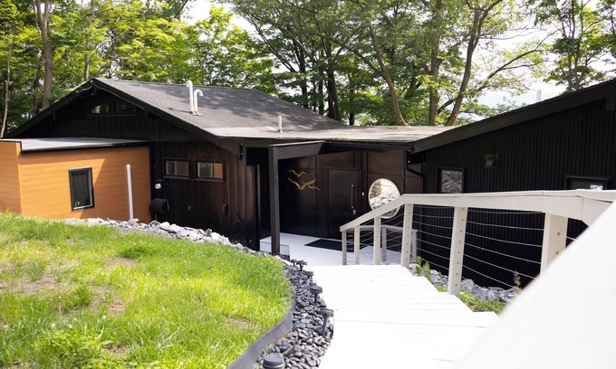 Lansing House | Stunning Sunsets, Fall Foliage, Gorge Hikes in a Contemporary Lakefront 3BR/3BA