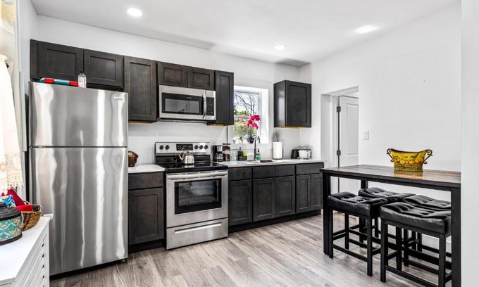 Delair Apartment | Stunning Tacony 2bd - Private Parking