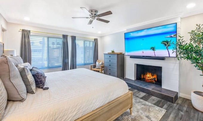 Huntington Beach Condo | Stunning Townhome ❤️ Steps2 Beach 🏖, Luxury ⭐️, Fire Pit, E-bikes 🚲, Pets ok🐾
