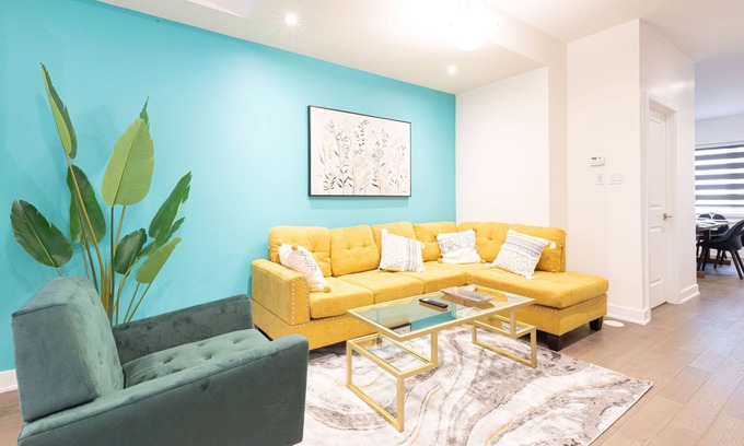 Downsview House | STUNNING TOWNHOUSE 4,000 S.Q. FT/4 BDRM & 3.5 BATH