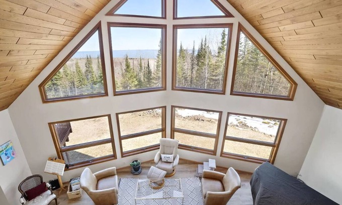 Two Harbors House | Stunning Two Harbors House Overlooking Lake Superior