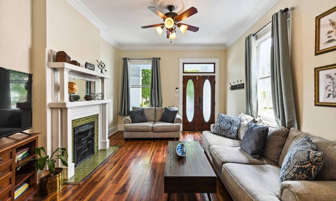 East Carrollton House | Stunning Uptown 3 bedroom work/vacation home