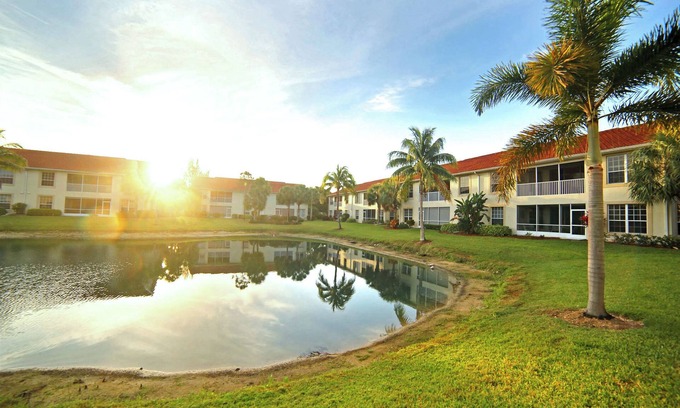 Biggar Condo | Stunning vaulted ceilings, lakeside location