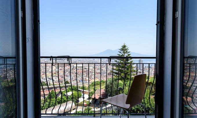 Quartieri Spagnoli Apartment | [Stunning view ]Central-Balcony-Quiet-WiF i& Netflix