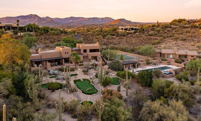 Carefree House | Stunning Views and Pickleball, Tennis and Putting Greens by The Boulders!