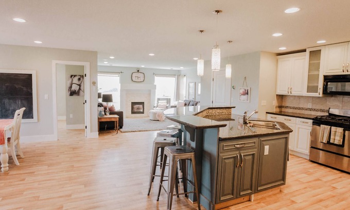 Cardston House | Stunning Views From This Beautiful Home in the Country! 30 min from Waterton.