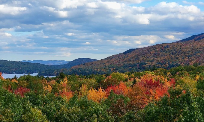 Mount Sunapee House | Stunning views - minutes to Lake Sunapee Beach & Ski Base