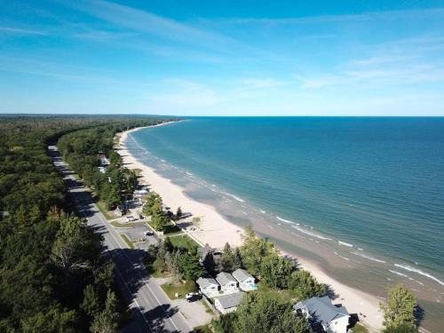 Oscoda House | Stunning views of Lake Huron