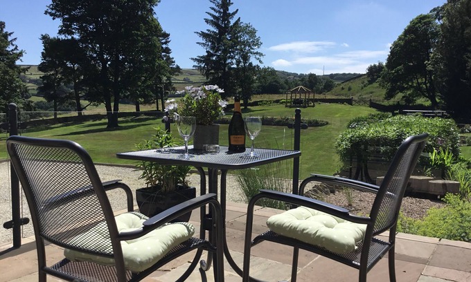 Hepworth Apartment | Stunning Views & Short Walk to Holmfirth. Very Secluded. WI-FI. King bed.