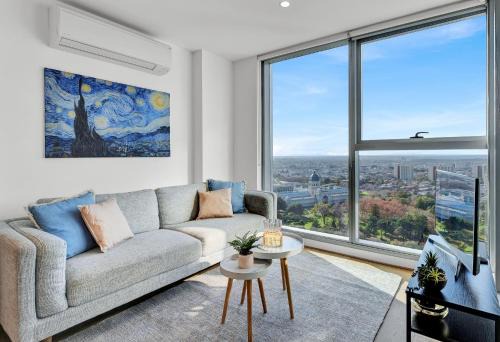 Melbourne Central Business District Apartment | Stunning Views - Spacious Melbourne Central Sky Escape - Free Tram