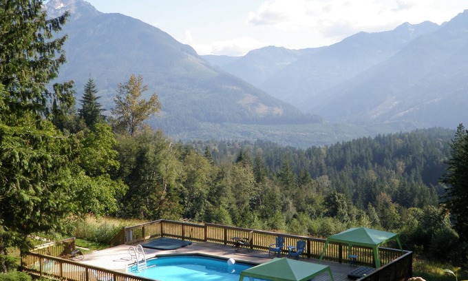 Sardis House | Stunning Views, Swimming Pool, Hot Tub, 16 Acres, Fire pit, TV, Pool Table. WiFi