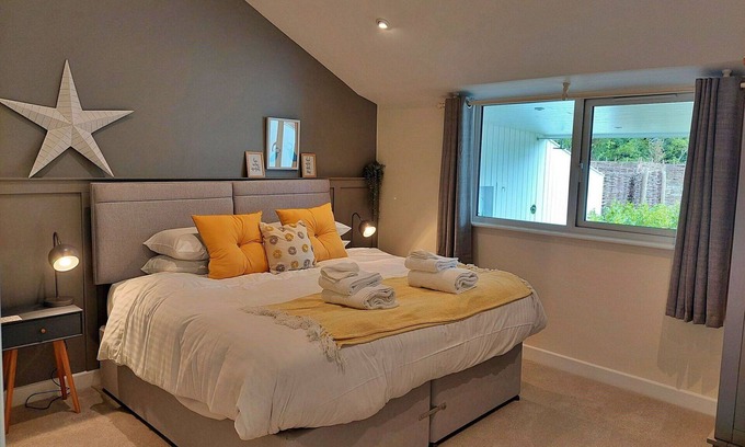 Liverton House | Stunning villa for 2 people with hot tub, WIFI and parking
