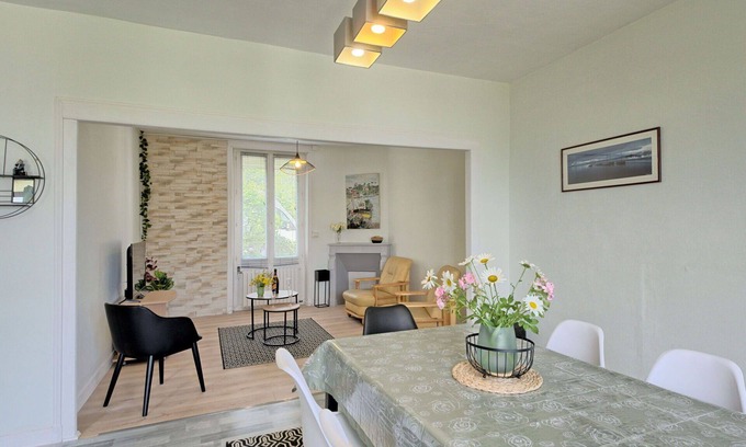 Auray House | Stunning villa for 4 guests with WIFI, TV and parking