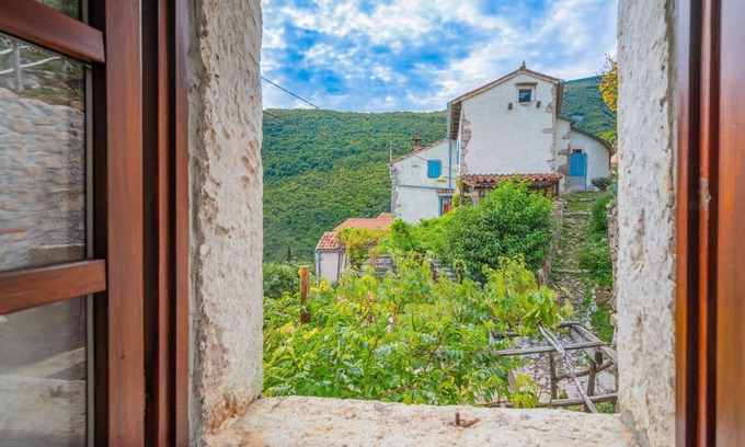 Sucici House | Stunning villa for 6 guests with WIFI, A/C, TV, terrace and panoramic view