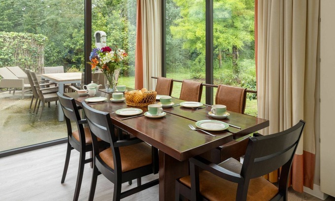 Heijen House | Stunning villa for 6 guests with hot tub, pool, WIFI, TV, terrace and parking