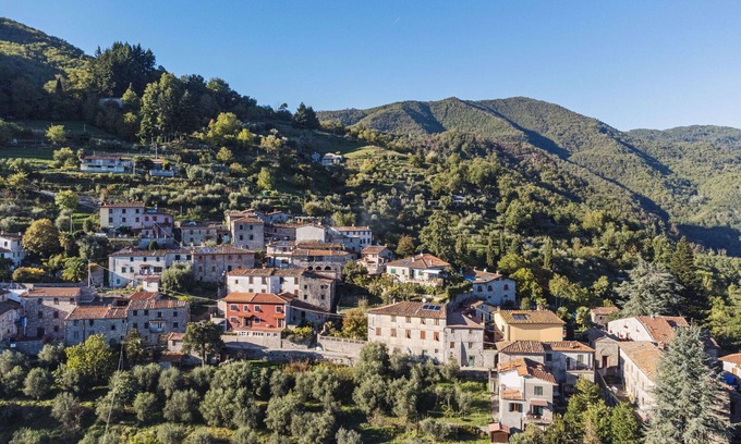 Pescaglia House | Stunning villa for 6 guests with WIFI, private pool, TV and patio