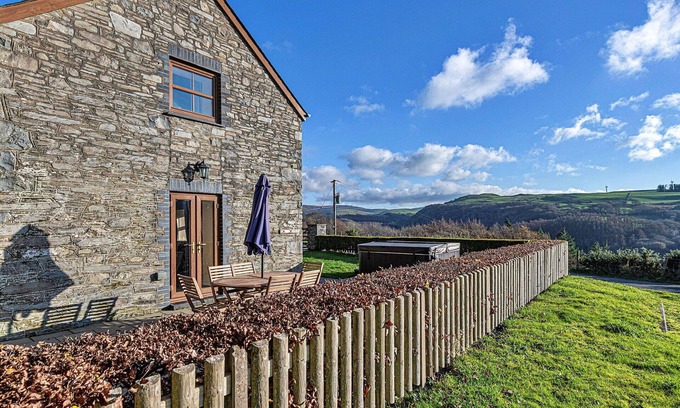 Glandyfi House | Stunning villa for 6 people with hot tub, WIFI, TV, pets allowed and parking