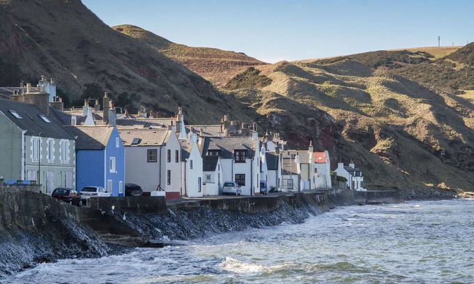 Gardenstown House | Stunning villa for 4 people with WIFI, TV, pets allowed and parking