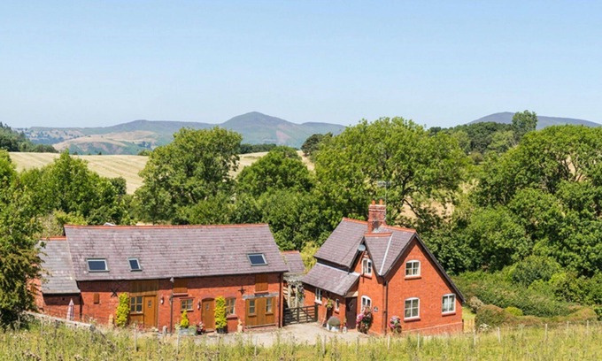 Llangollen House | Stunning villa for 2 people with WIFI, TV and pets allowed