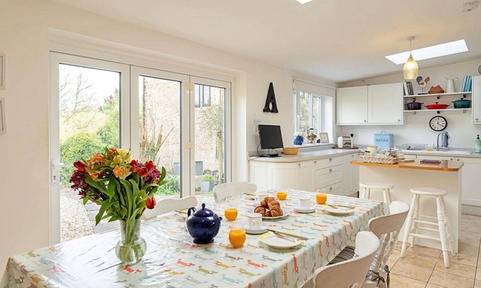Batcombe House | Stunning villa for 5 guests with WIFI, pets allowed and parking