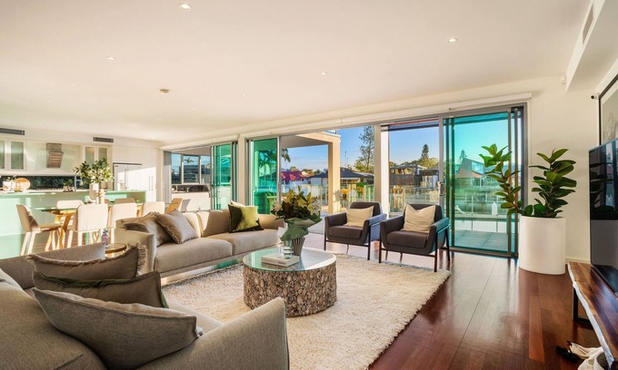 Surfers Paradise House | Stunning Waterfront home on the Gold Coast*Heated Pool* nPet Friendly.