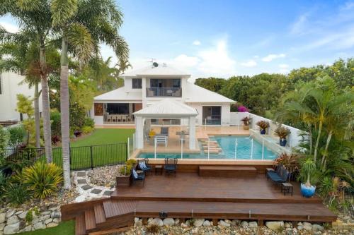 Twin Waters House | Stunning Waterfront Coastal Retreat, sleeps 13