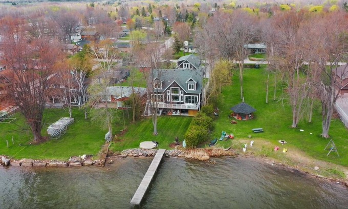 Innisfil House | Stunning Waterfront Luxurious Lakehouse .Great For Family Stays!