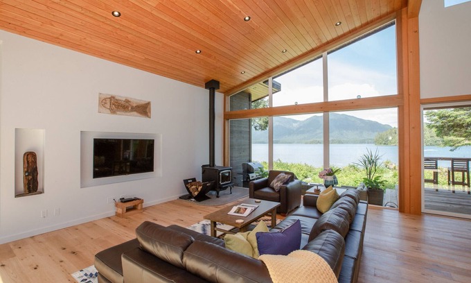Tofino House | Stunning West Coast Waterfront Luxury Home
