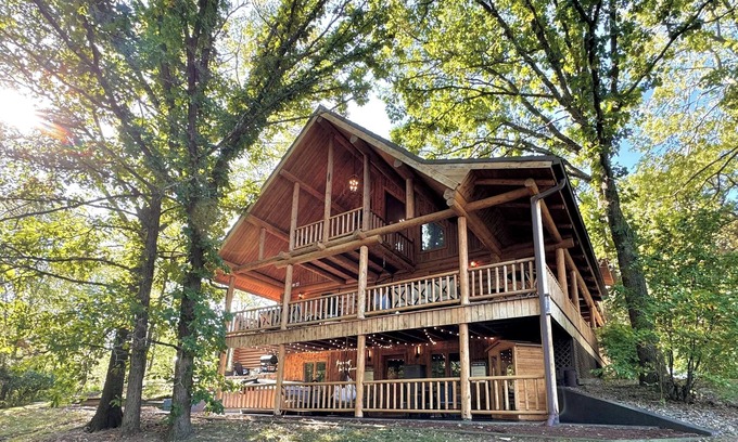 Lawndale Cabin | Stunning XL Log Cabin in Bloomington, IL! 2 Game Rooms + Hot Tub & Sauna!