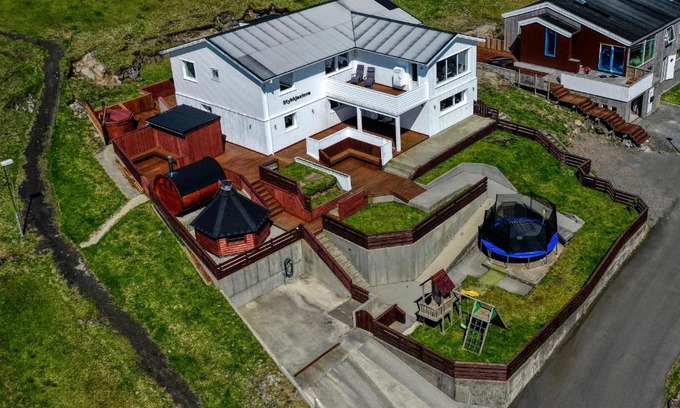 Stykki House | Stykkjastova - view and positioning