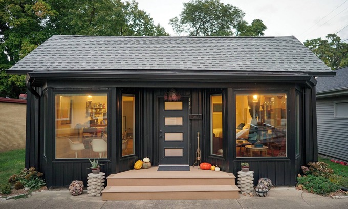 Petersburg House | Style on the Square 2-bedroom bungalow with WiFi, AC in Petersburg